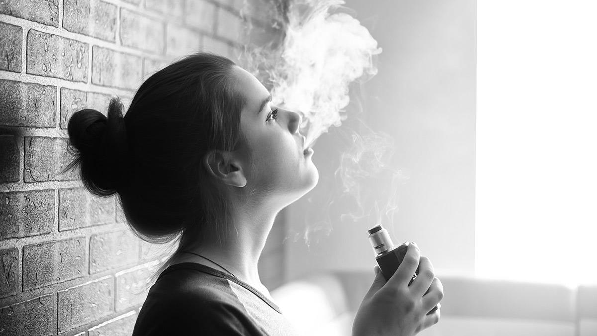 Άτμισμα στην εφηβεία: η σιωπηλή απειλή που εξαπλώνεται στα σχολεία