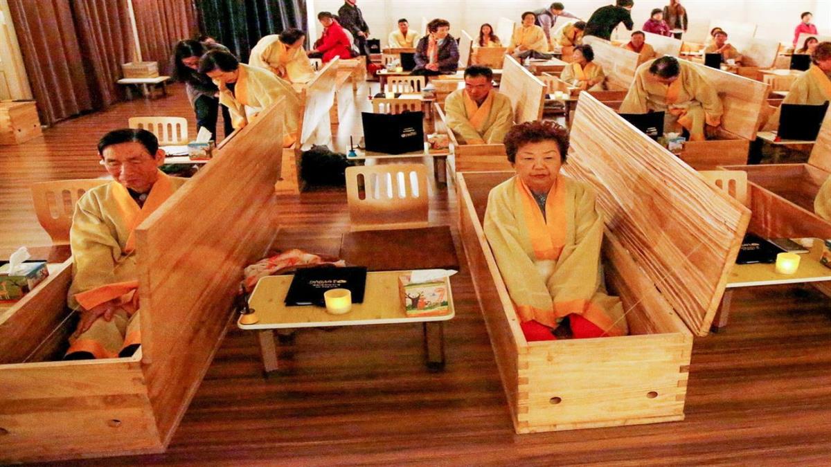 Fake κηδείες: στη Νότια Κορέα πληρώνουν για... να τους κηδέψουν ζωντανούς!