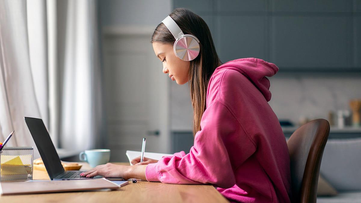 Πώς να μάθουμε στα παιδιά να χρησιμοποιούν σωστά το AI στις σχολικές εργασίες