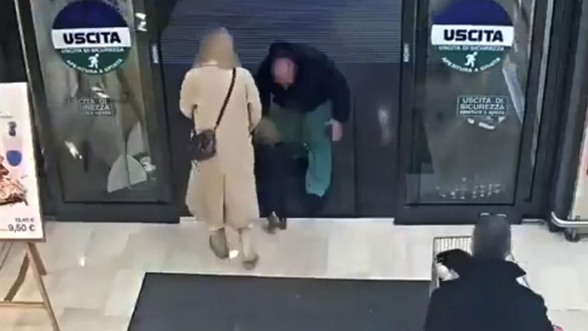 Μαμά αντιμετώπισε απαγωγέα που της άρπαξε την κόρη από τα χέρια σε σούπερ μάρκετ