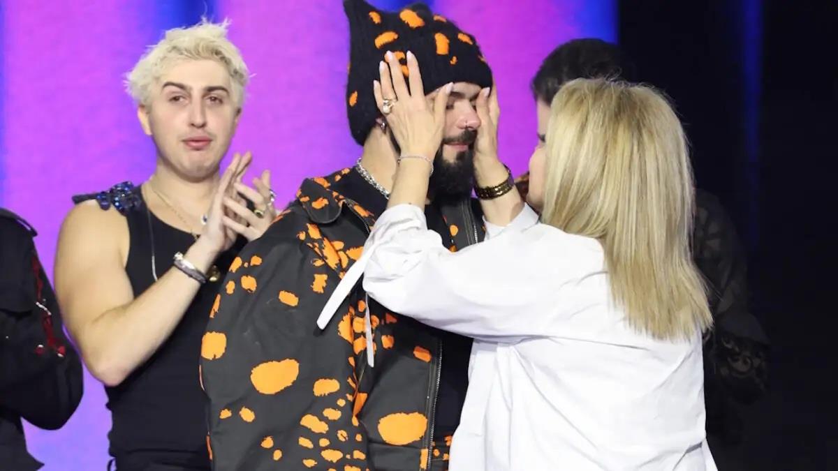 «Μαμά δες με»: η συγκινητική αγκαλιά του Ακύλα με τη μαμά του μετά τη νίκη του