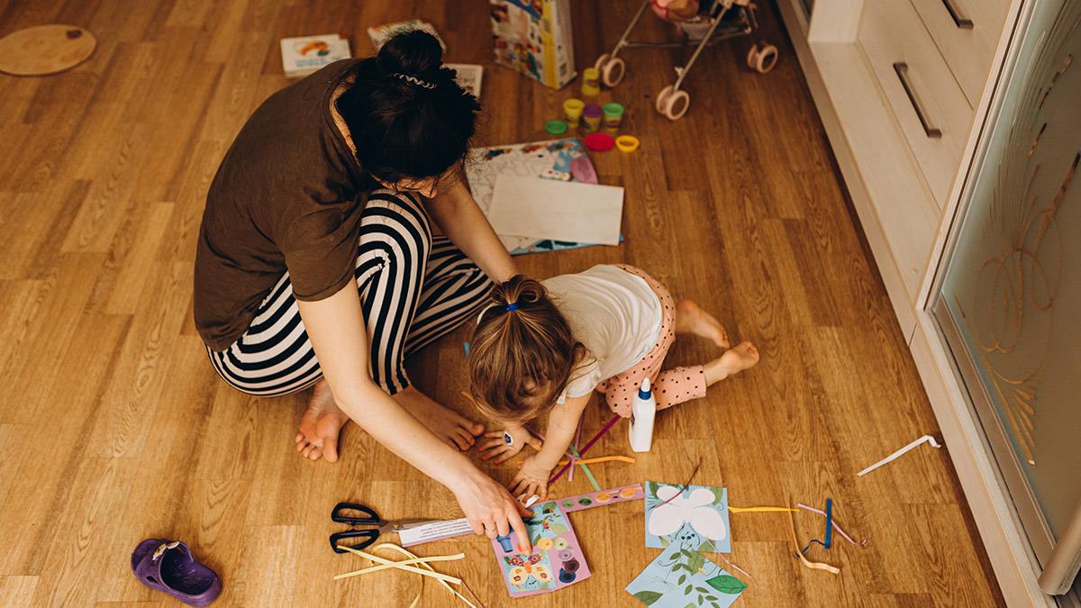 Η μοναξιά της μητρότητας: όταν η μόνη σου παρέα όλη μέρα είναι ένα… 3χρονο