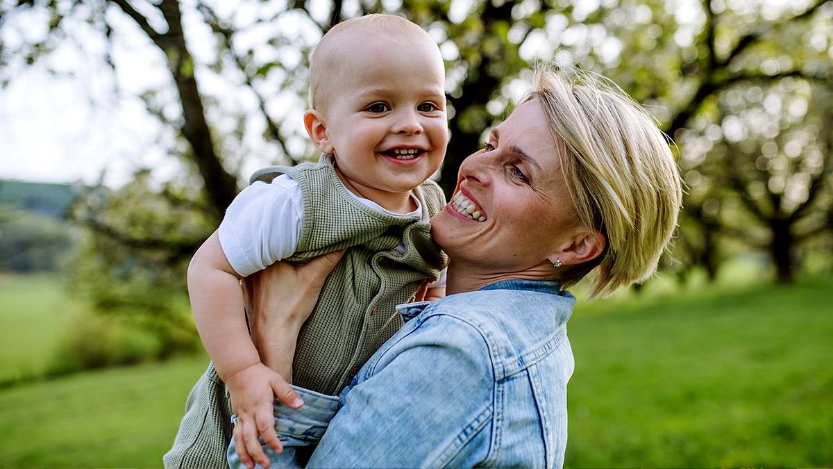 Δεν υπάρχει «σωστή ηλικία»: κάθε διαδρομή προς τη μητρότητα είναι μοναδική