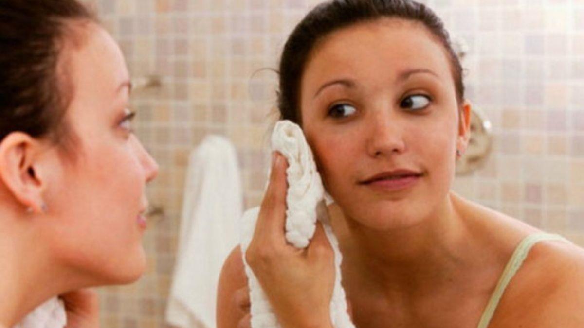 Τα 5 «ύπουλα» λάθη που κάνουμε όλες στο skincare και σαμποτάρουν την υγεία της επιδερμίδας μας