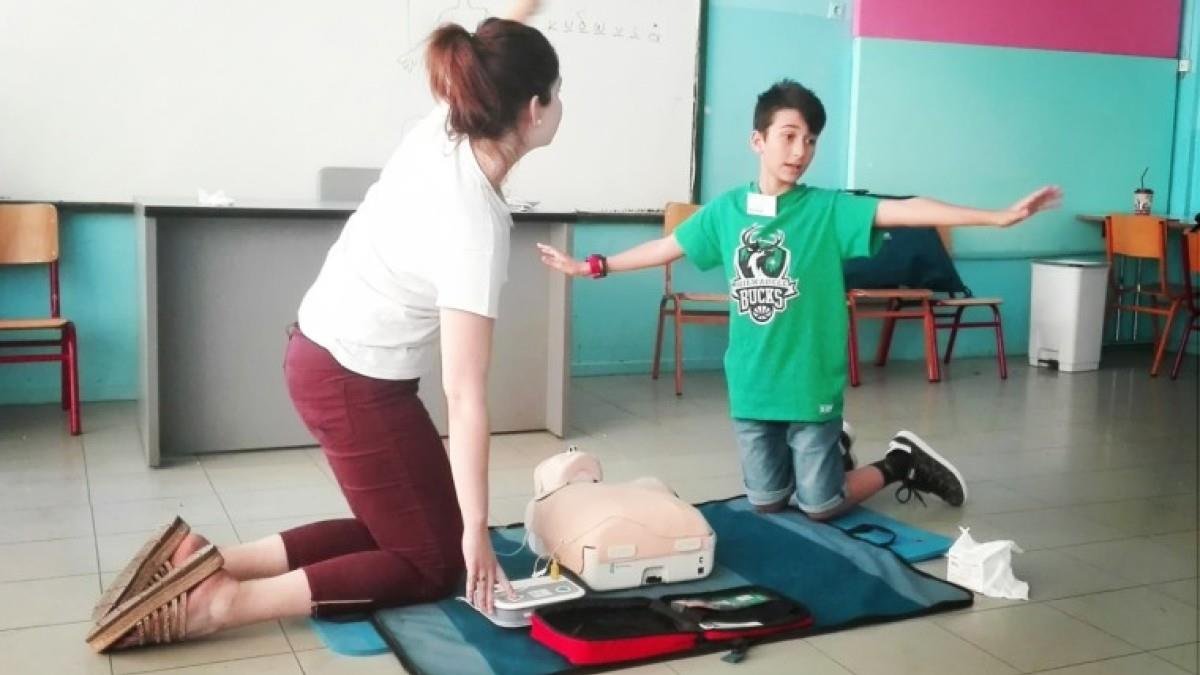 Μαμά που έχασε το παιδί της από ανακοπή, δώρισε 2 απινιδωτές σε σχολεία του Βόλου