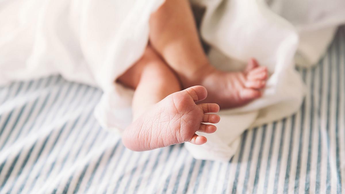 Μωράκι 3 μηνών πέθανε ξαφνικά ενώ κοιμόταν μαζί με τους γονείς του