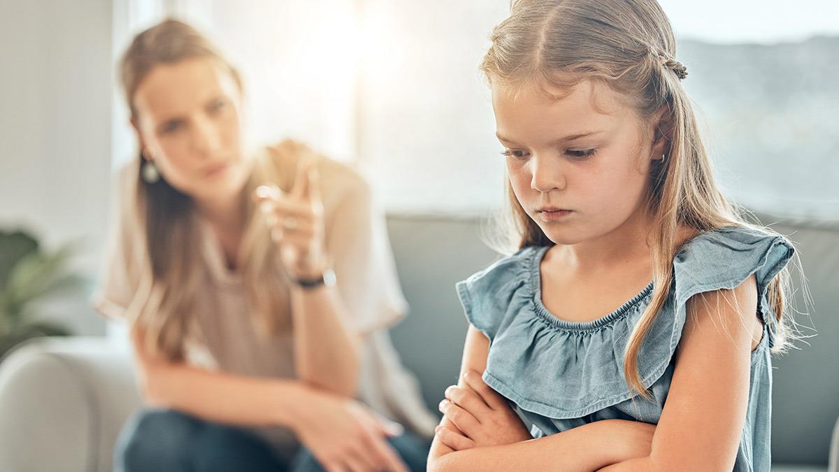 Η 8χρονη κόρη μου φιλήθηκε με συμμαθητή της στο στόμα και τη μάλωσα… Έκανα καλά;