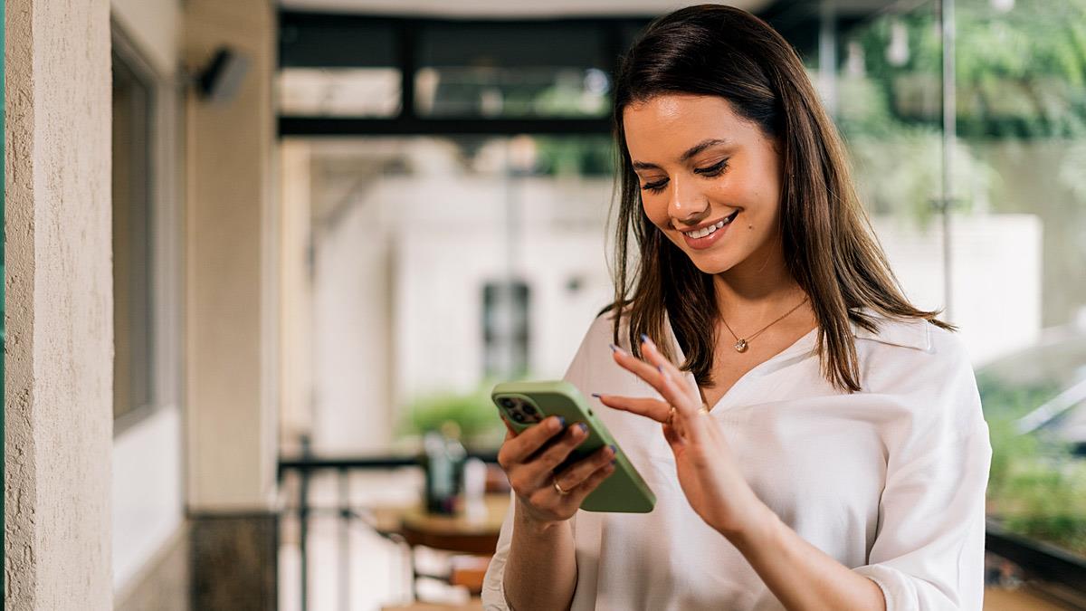 Ο τρόπος που κρατάς το κινητό σου λέει πολλά για την προσωπικότητά σου