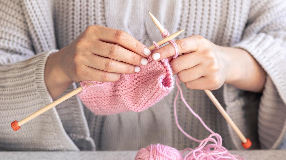 Όλο και περισσότεροι ξεκινούν το πλέξιμο για να «κόψουν» τις… κακές συνήθειες