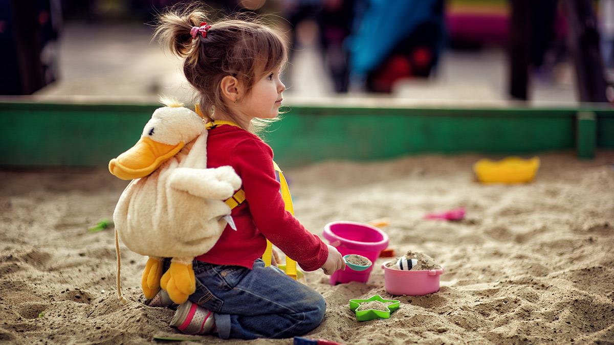«Το νηπιάκι μου προτιμάει να παίζει μόνο του»: είναι χαρούμενο ή νιώθει απομονωμένο;