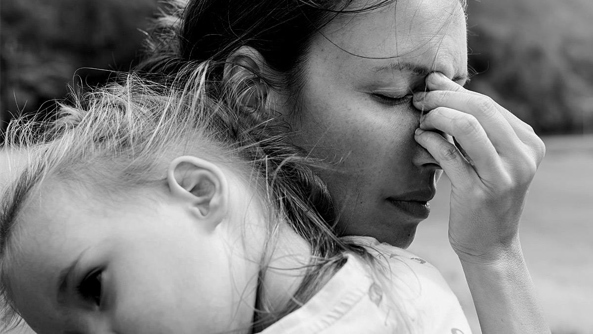 7 αρνητικές σκέψεις που κάνουν σχεδόν όλες οι μαμάδες (αλλά καμία δεν λέει δυνατά)