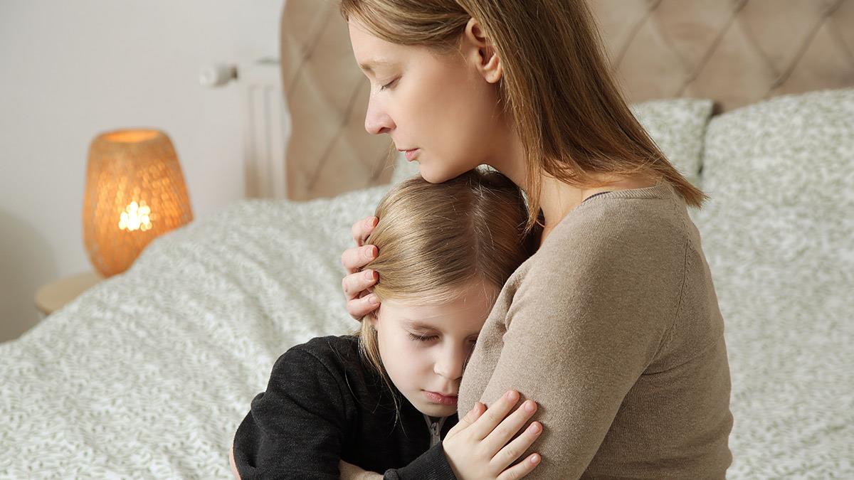 «Μαμά, τι έχει ο παππούς;»: πώς να μιλήσουμε στα παιδιά για την ασθένεια και την απώλεια