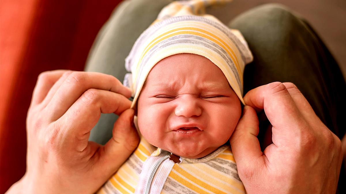 Ο ψεύτικος βήχας κι άλλα 5 περίεργα πράγματα που κάνει το μωρό και η εξήγησή τους