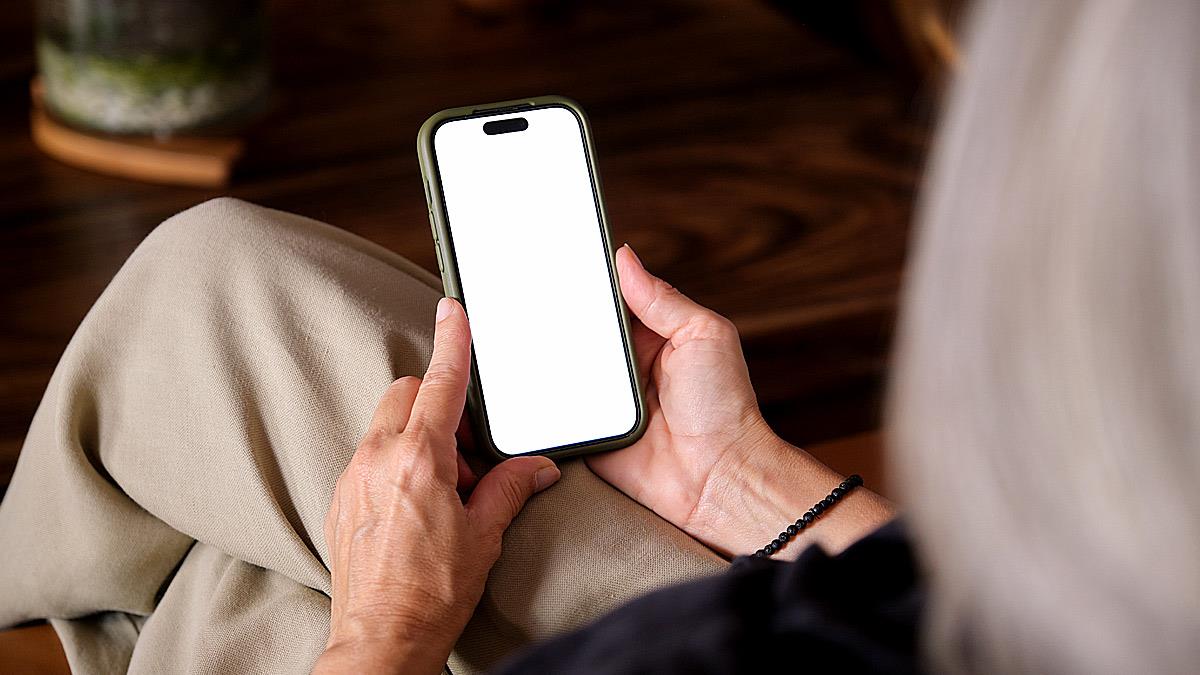 «Οι γονείς μου βγήκαν στη σύνταξη και σκρολάρουν όλη μέρα στα κινητά τους, αντί να περνάνε χρόνο μαζί»