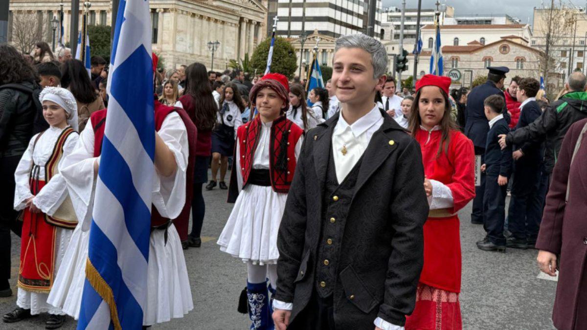 25η Μαρτίου: έκλεψε τις εντυπώσεις ο 11χρονος... Καποδίστριας σε μαθητική παρέλαση!