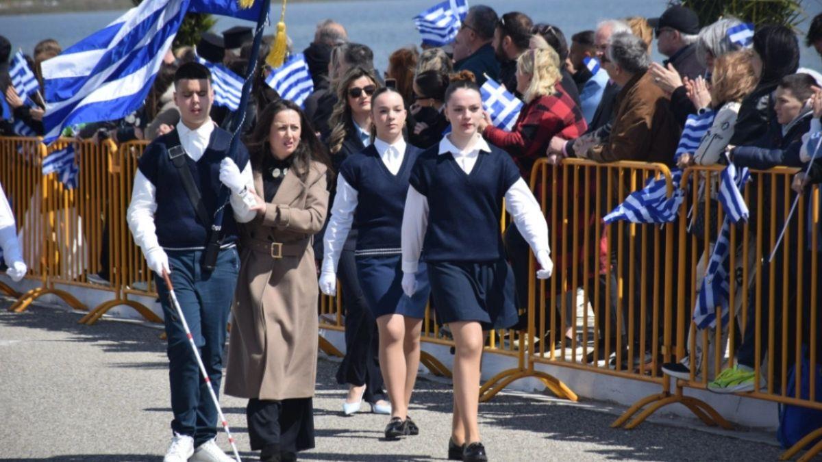 Συγκίνηση στο Μεσολόγγι: τυφλός μαθητής κράτησε τη σημαία στην παρέλαση!