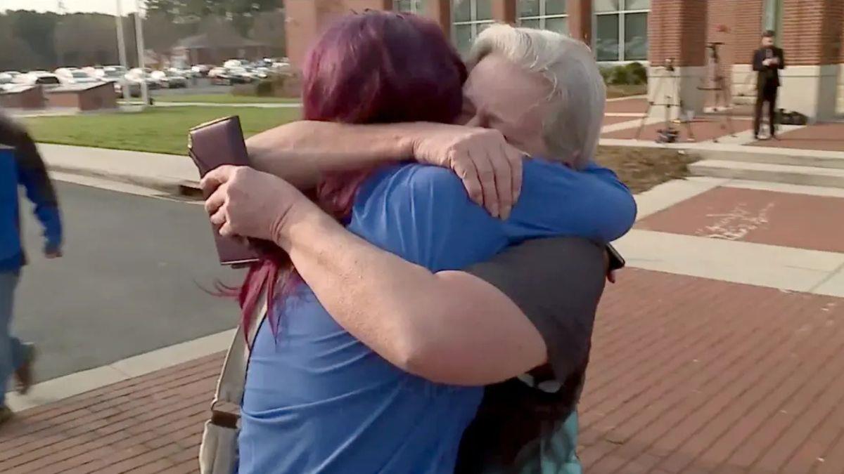 Κόρη ξαναβρίσκει τη μαμά της μετά από 25 χρόνια - ήταν αγνοούμενη από το 2001