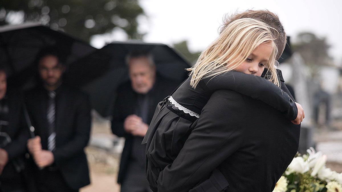 Να πάρουμε την 8χρονη κόρη μας στην κηδεία του παππού της ή όχι;