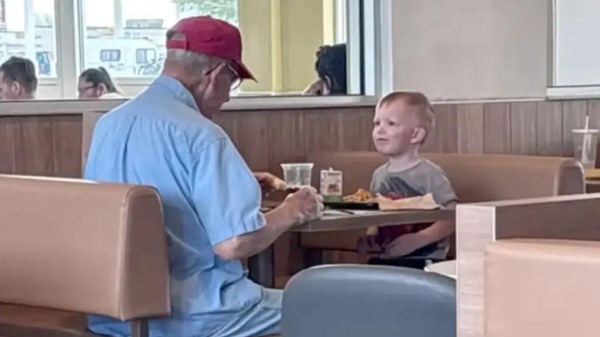 3χρονος είδε ηλικιωμένο να τρώει μόνος του και πήγε να του κάνει παρέα