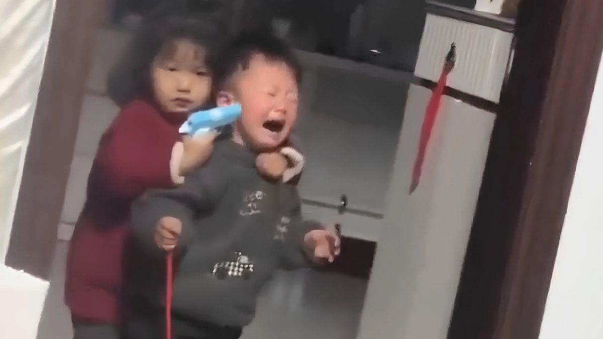 Πιτσιρίκα «κρατάει όμηρο» τον αδελφό της με πλαστικό όπλο και ζητάει καραμέλες!