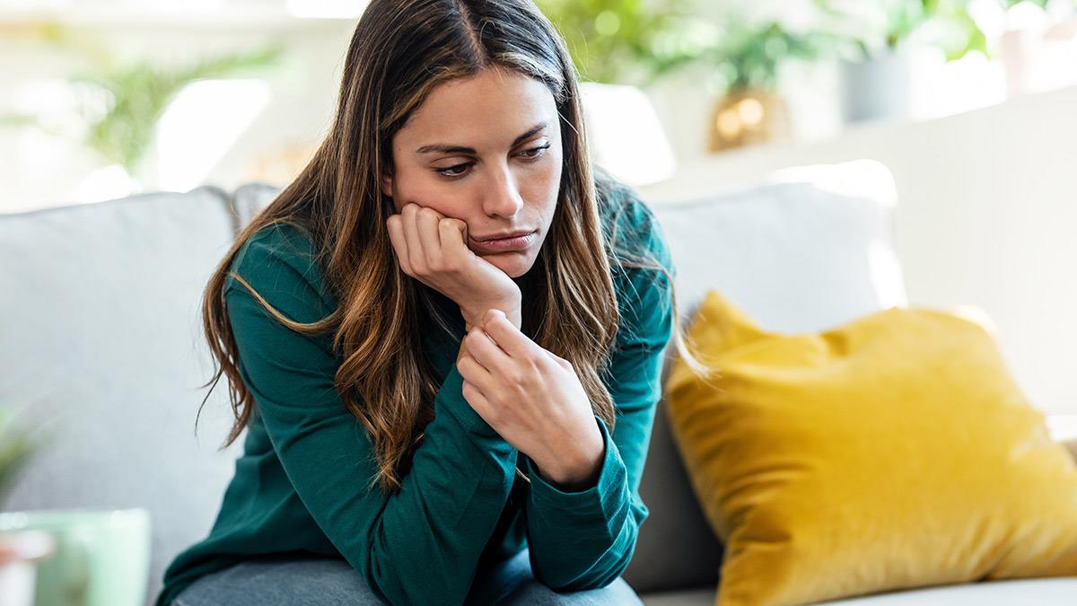 Όσοι μεγάλωσαν σε σπίτια που τα συναισθήματα δεν συζητιούνταν, έχουν αυτές τις 10 συνήθειες
