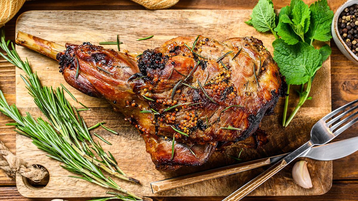 Ζουμερό αρνάκι στο φούρνο για όσους δεν θέλουν να σουβλίσουν