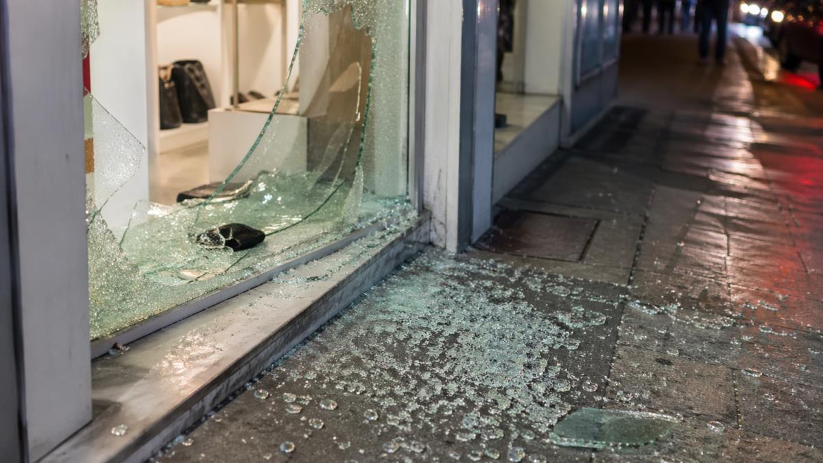 Σοβαρός τραυματισμός 14χρονης: καβγάδισε με φίλη της και την έριξε σε τζαμαρία