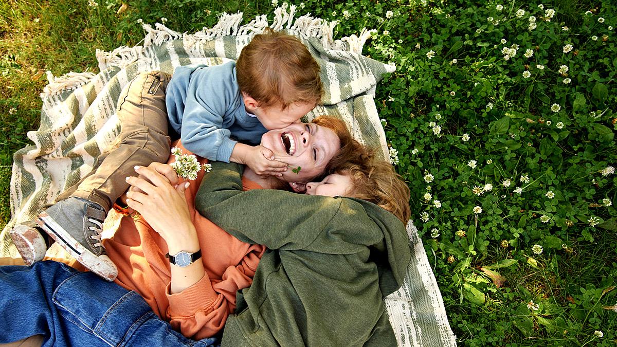 Είμαι μαμά και ψυχοθεραπεύτρια: αυτά είναι τα 4 πράγματα για τα οποία ΟΝΤΩΣ ανησυχώ μεγαλώνοντας τα παιδιά μου