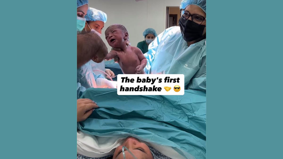 Το πιο κοινωνικό νεογέννητο: με το που γεννήθηκε ξεκίνησε τις... χειραψίες!
