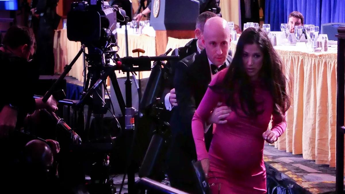 Πυροβολισμοί στον Λευκό Οίκο: έβαλε ως «ασπίδα» την έγκυο γυναίκα του