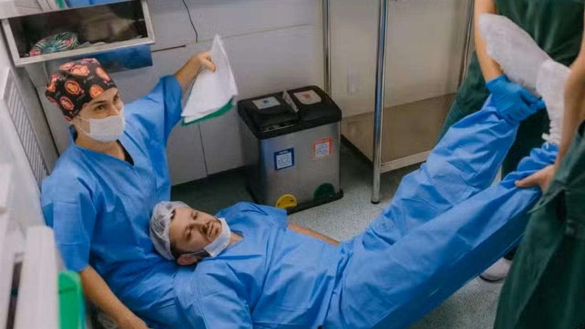 Μπαμπάς λιποθύμησε κατά τη διάρκεια καισαρικής, ενώ κρατούσε το χέρι της γυναίκας του