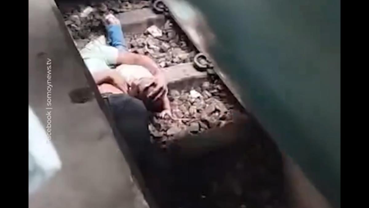 Βρέφος έπεσε στις ράγες και το έσωσε ο μπαμπάς του - το κάλυψε ενώ περνούσε το τρένο