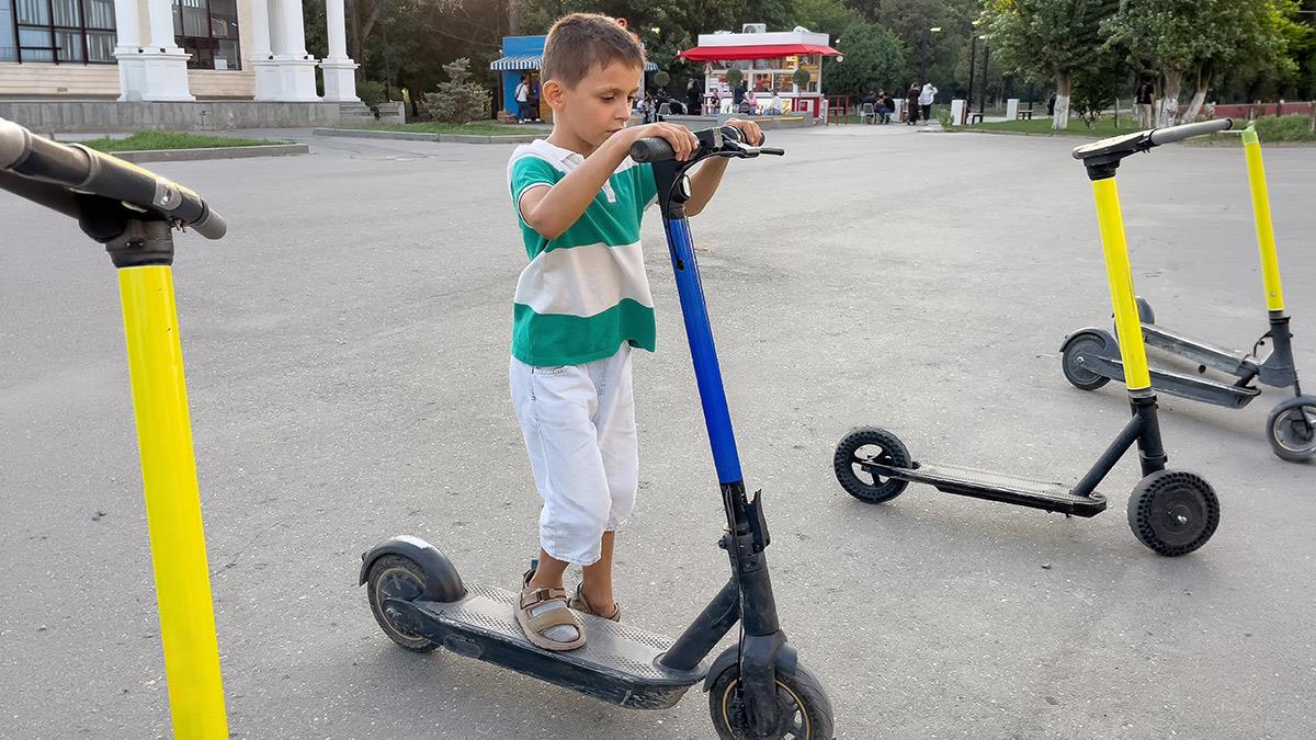 Χαμός με τα ηλεκτρικά πατίνια στους δρόμους: γεμίζουν τα επείγοντα με παιδιά!