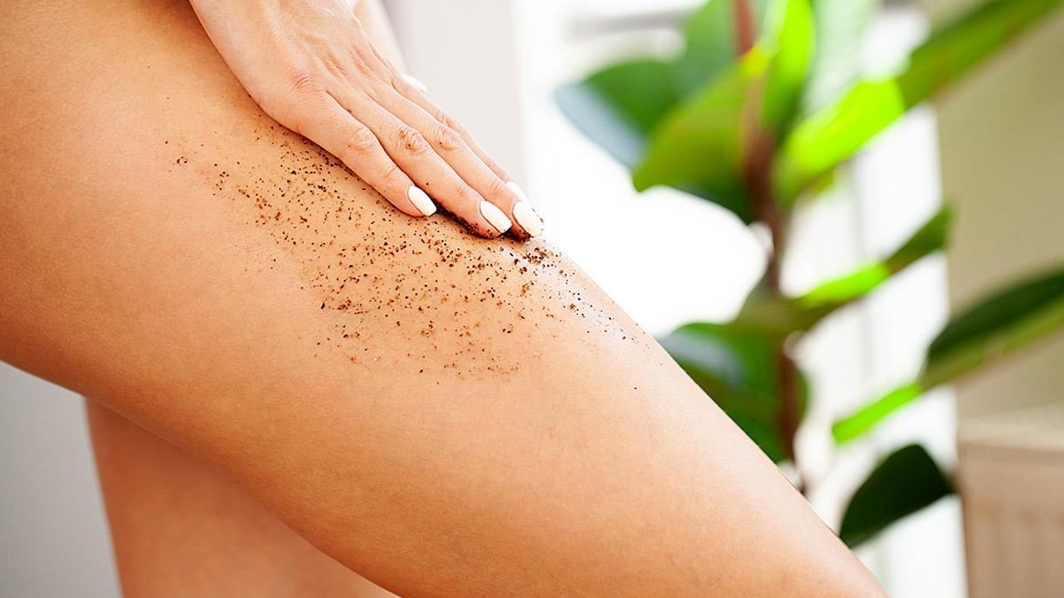 Πώς να φτιάξεις μόνη σου scrub κατά της κυτταρίτιδας με καφέ