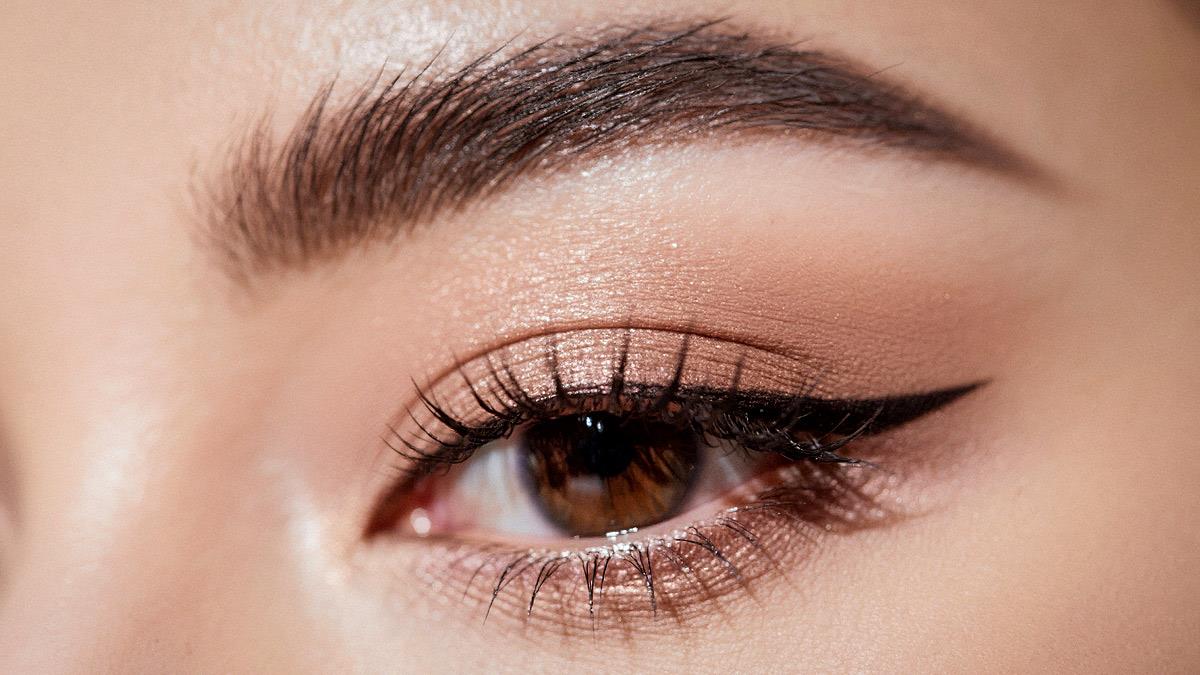 Eyeliner: πώς να αναδείξεις το βλέμμα σου σύμφωνα με το σχήμα των ματιών σου