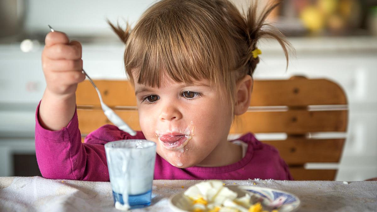 «Μαμά πεινάω»: γιατί ζητάει συνέχεια φαγητό ενώ μόλις έφαγε