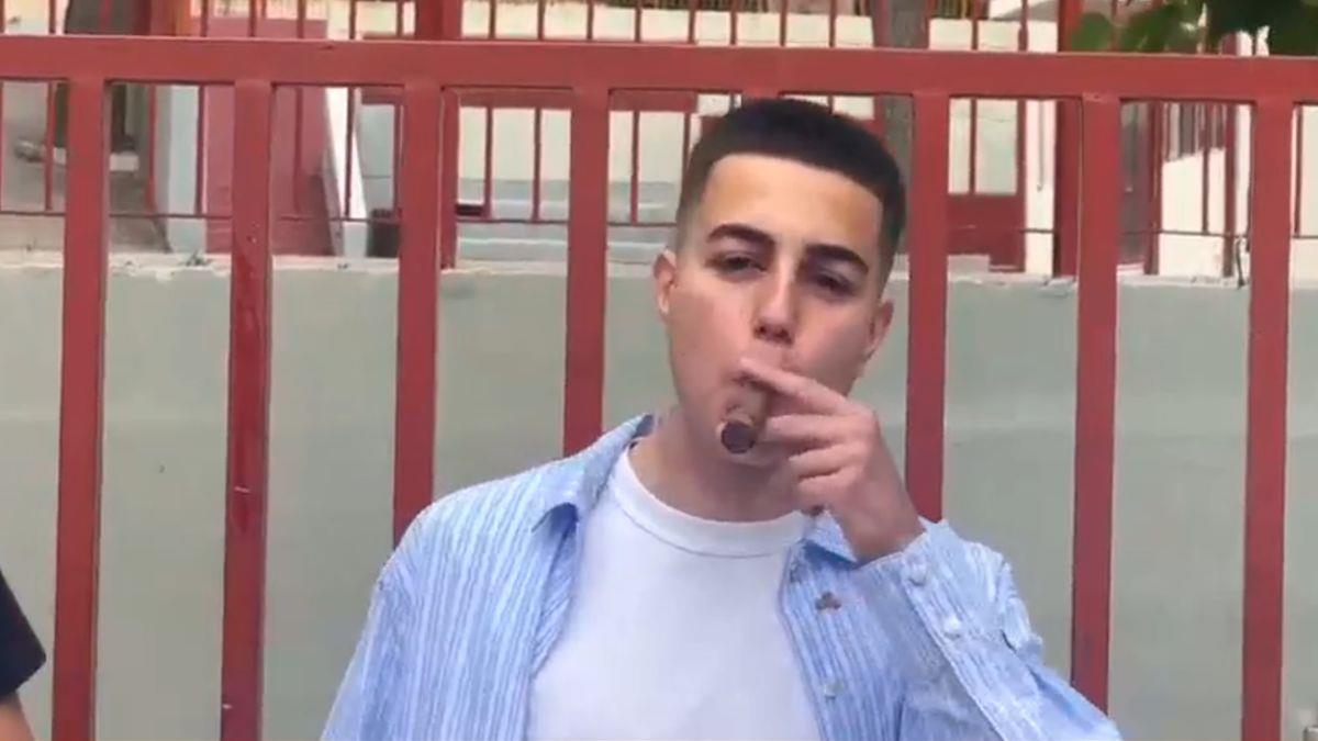 Μαθητής με πούρο στις Πανελλήνιες: «δεν είμαι της μοναξιάς - βγαίνω έξω, περνάω καλά»