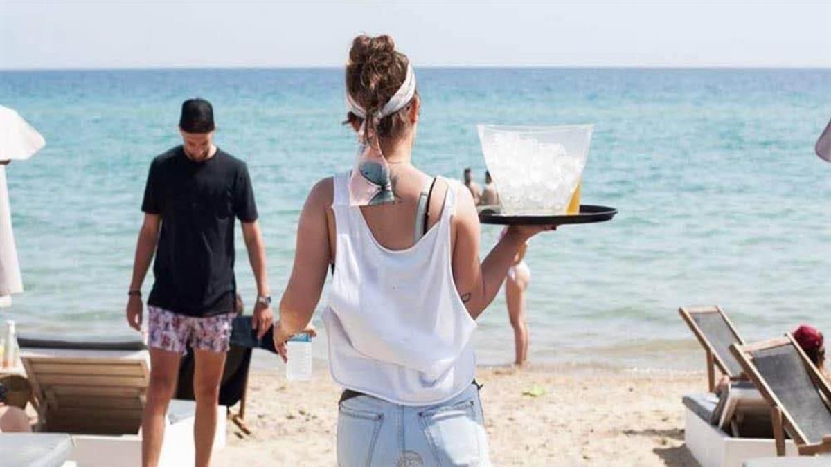 «Σεβασμός στα παιδιά που δουλεύουν σεζόν. Δεν είναι υπηρέτες σου, να είσαι ευγενικός»