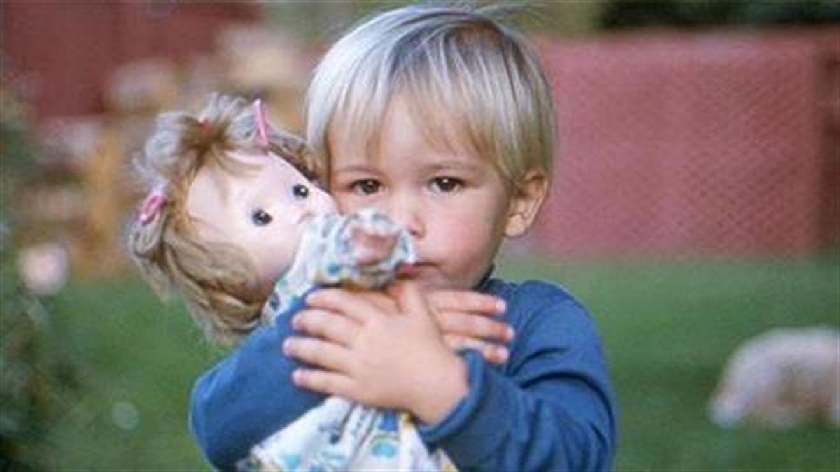 Ο γιος μου προτιμάει να παίζει με κοριτσίστικα παιχνίδια - πρέπει να ανησυχήσω;