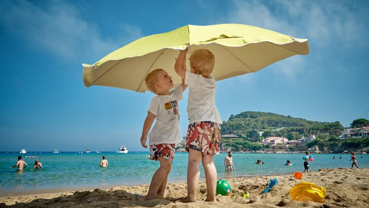 Παιδιά στη θάλασσα: 10 χρήσιμα tips για να είναι ασφαλή