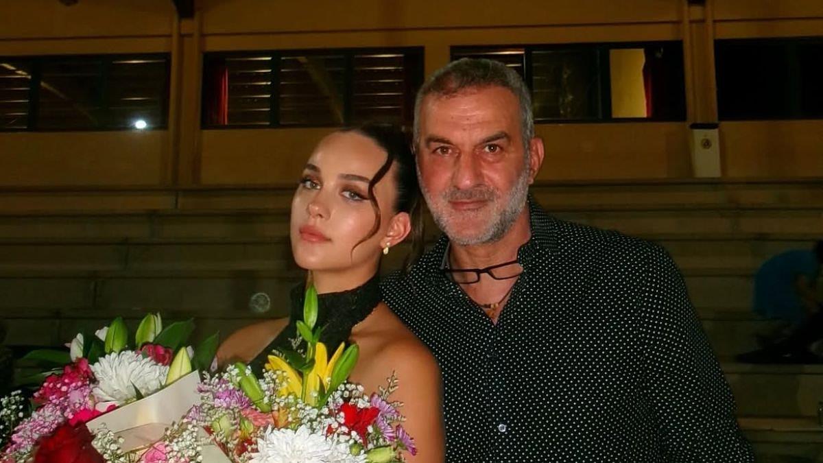 Κόρη Γ. Μαστροκώστα στην αποφοίτησή της: «μαμά, μου λείπεις όσο τίποτα»