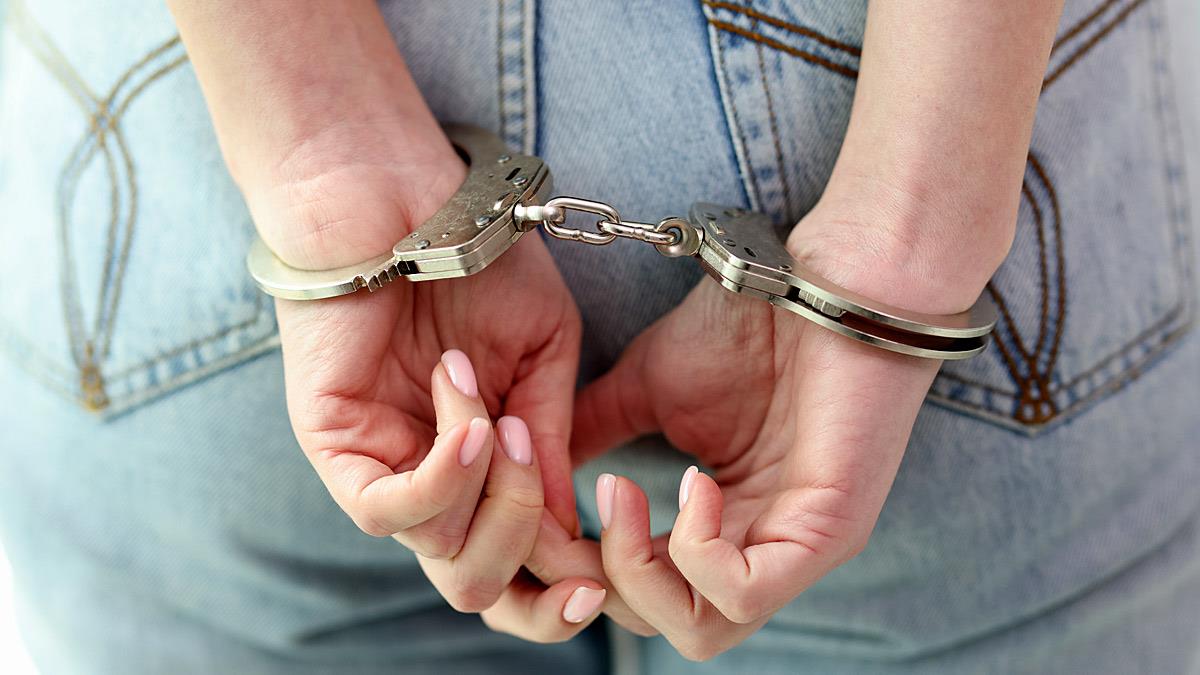 Μαμά σκότωσε άνδρα που βρήκε κάτω από το κρεβάτι της 13χρονης κόρης της