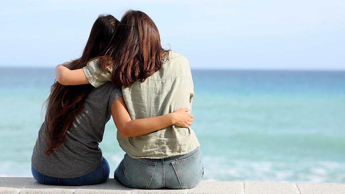 Παιδικές φίλες ανακάλυψαν ότι είναι αδελφές, 40 χρόνια μετά την υιοθεσία τους!