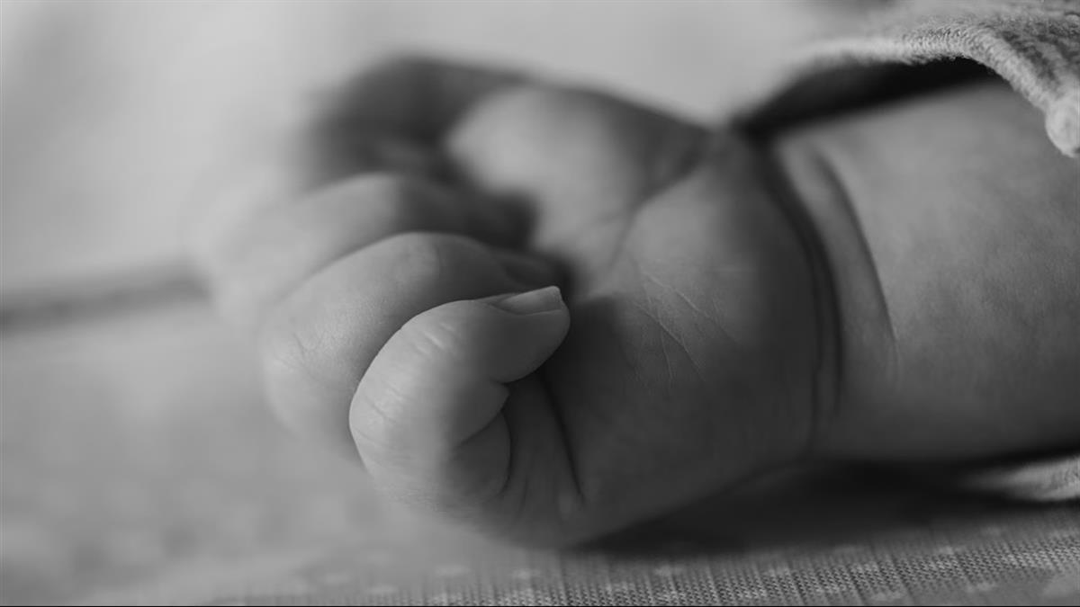 Μωράκι πνίγηκε σε κουβά με χλωρίνη και νερό - oι γονείς χάζευαν στα κινητά τους
