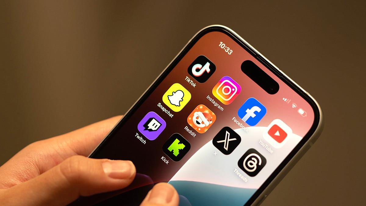 Social media: τι αλλάζει για τα παιδιά κάτω των 15 και πώς θα λειτουργεί ο νέος κόφτης