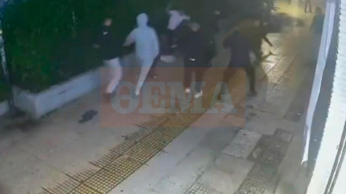 15 ανηλίκοι επιτέθηκαν σε δύο 18χρονους - τον έναν τον μαχαίρωσαν πισώπλατα