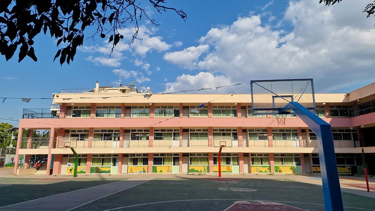 Καθηγητής γυμναστικής συνελήφθη μετά από καταγγελίες μαθητών για φερόμενη προσβολή γενετήσιας αξιοπρέπειας