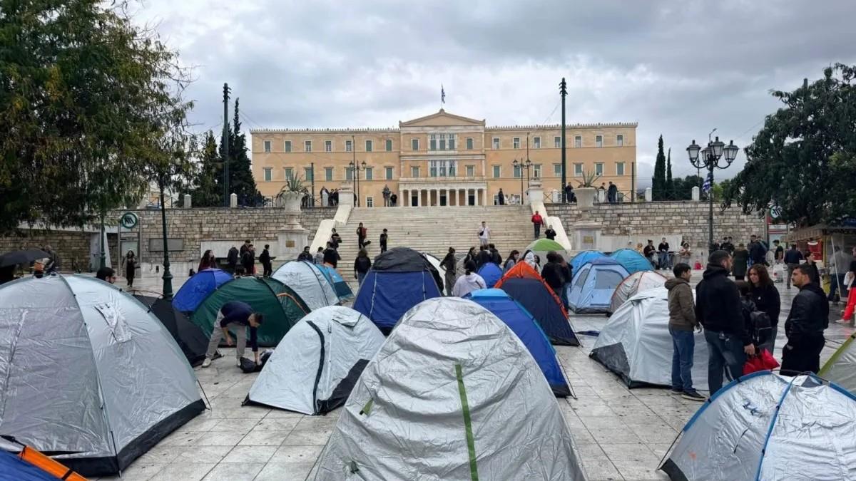 Φοιτητές «κατασκηνώνουν» στο Σύνταγμα - στο πλευρό τους μαθητές και εκπαιδευτικοί