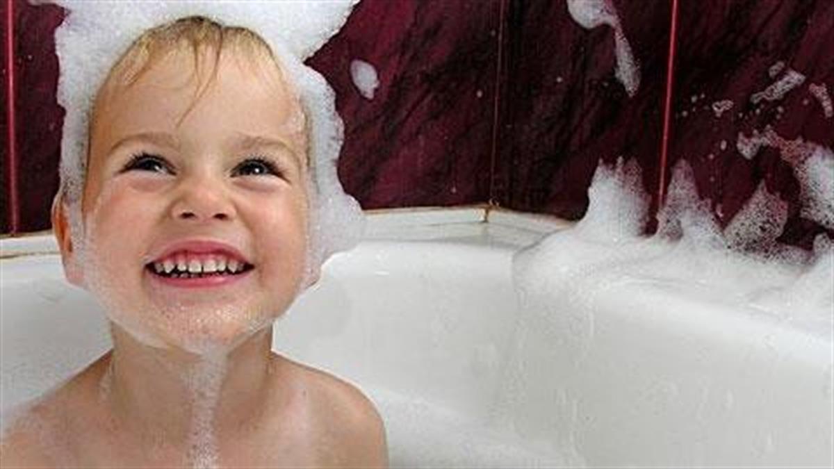 Πώς να κάνετε το παιδί να αγαπήσει το μπάνιο