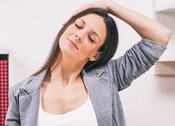 5 εύκολες ασκήσεις που θα σας ανακουφίσουν από τους πόνους στον αυχένα